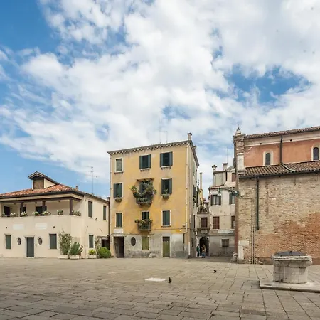 Bright On Venetian Roofs R&r Венеция