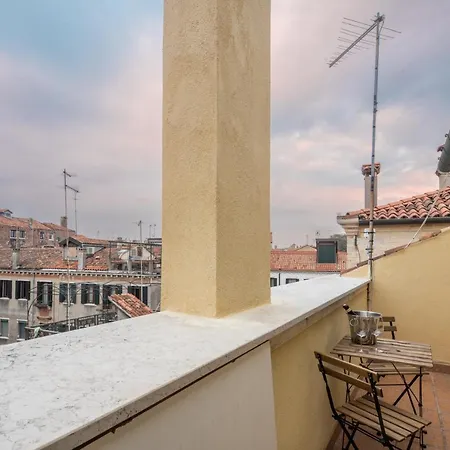 Bright On Venetian Roofs R&r Венеция