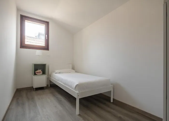 Bright On Venetian Roofs R&r *