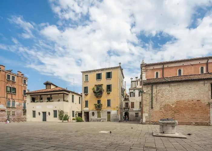 Bright On Venetian Roofs R&r 베니스
