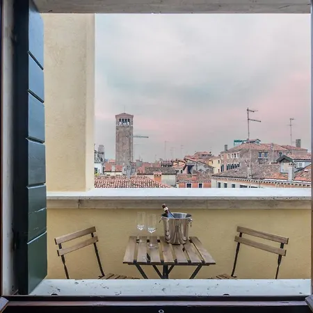 Bright On Venetian Roofs R&r アパート ヴェネツィア
