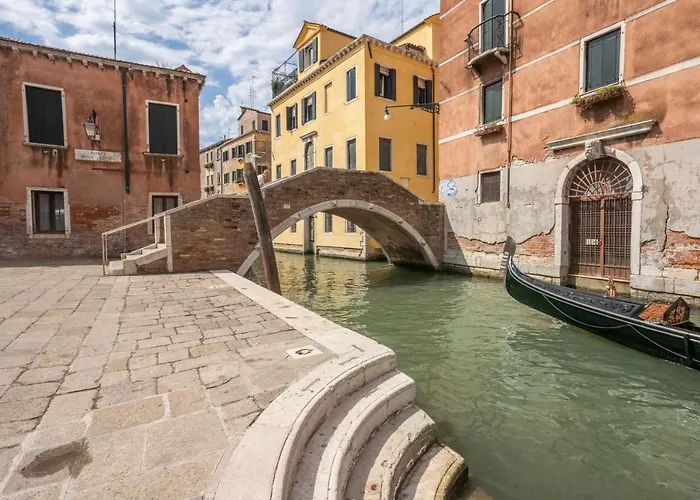 Apartment Bright On Venetian Roofs R&r *
